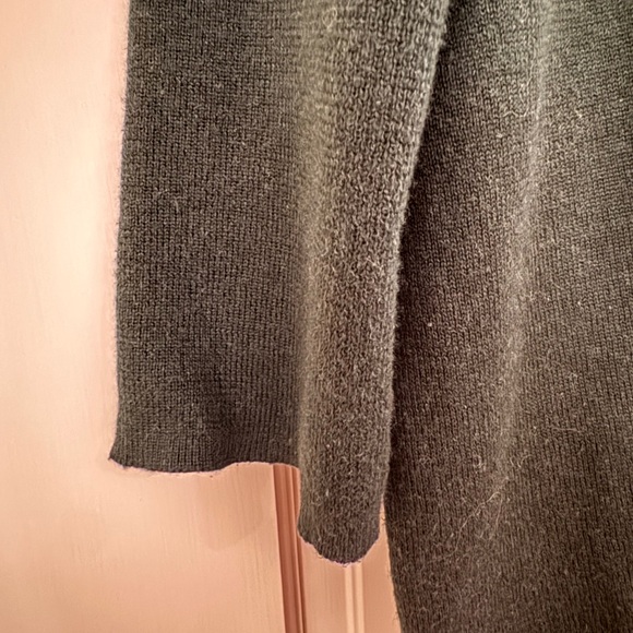 Tuckernuck Women's Green Collared Sweater - Picture 5 of 7